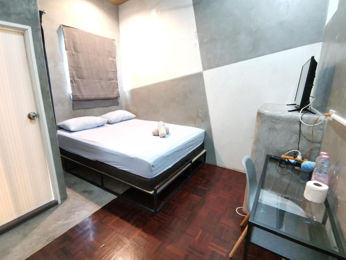 Hive 28 Aparthotel Банкок Екстериор снимка