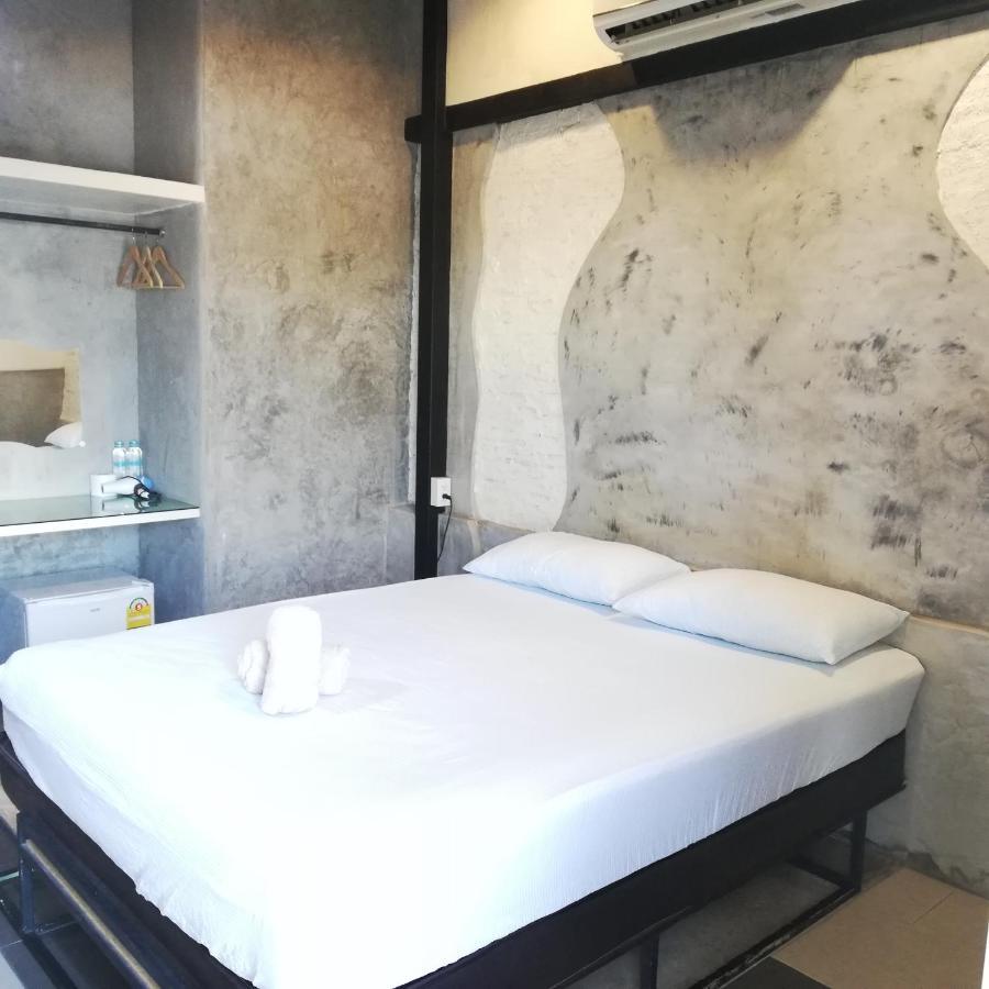 Hive 28 Aparthotel Банкок Екстериор снимка