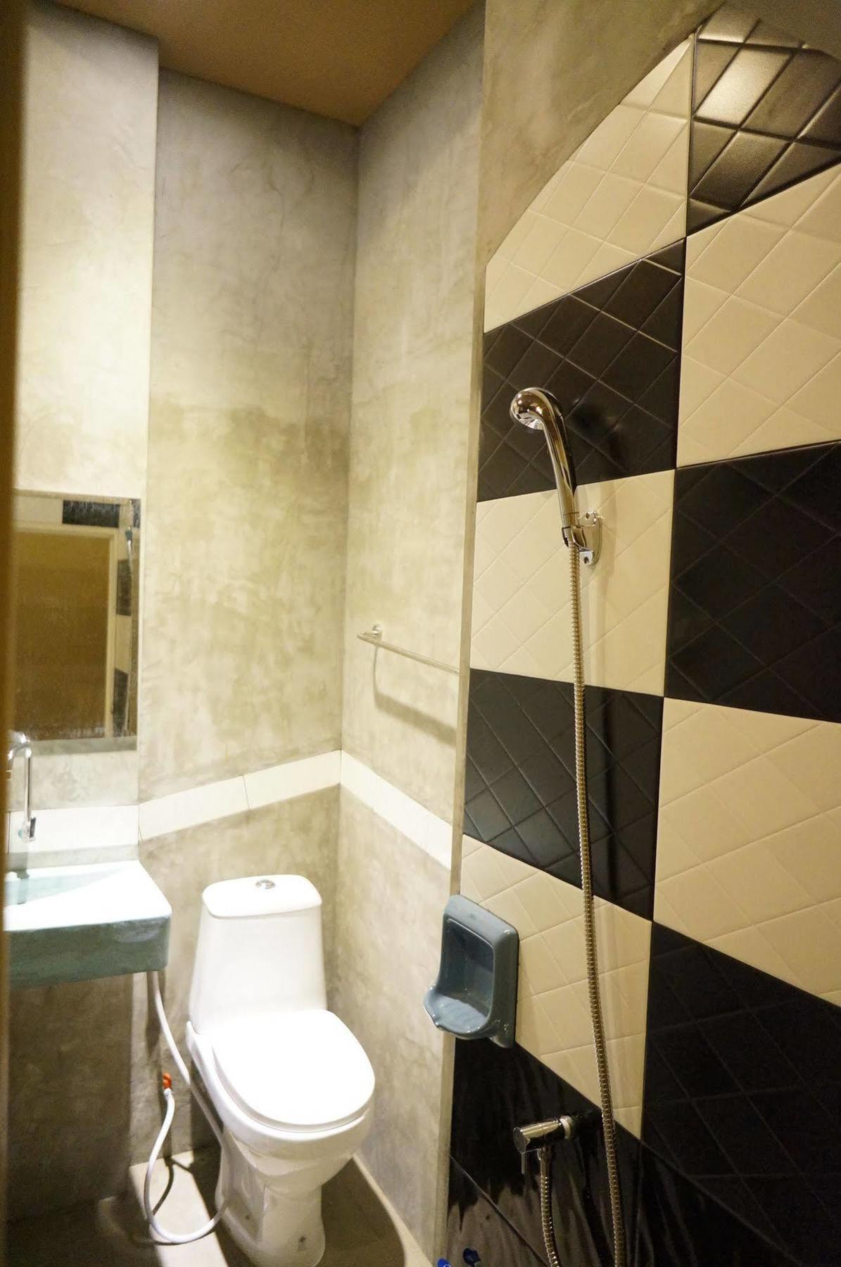 Hive 28 Aparthotel Банкок Екстериор снимка