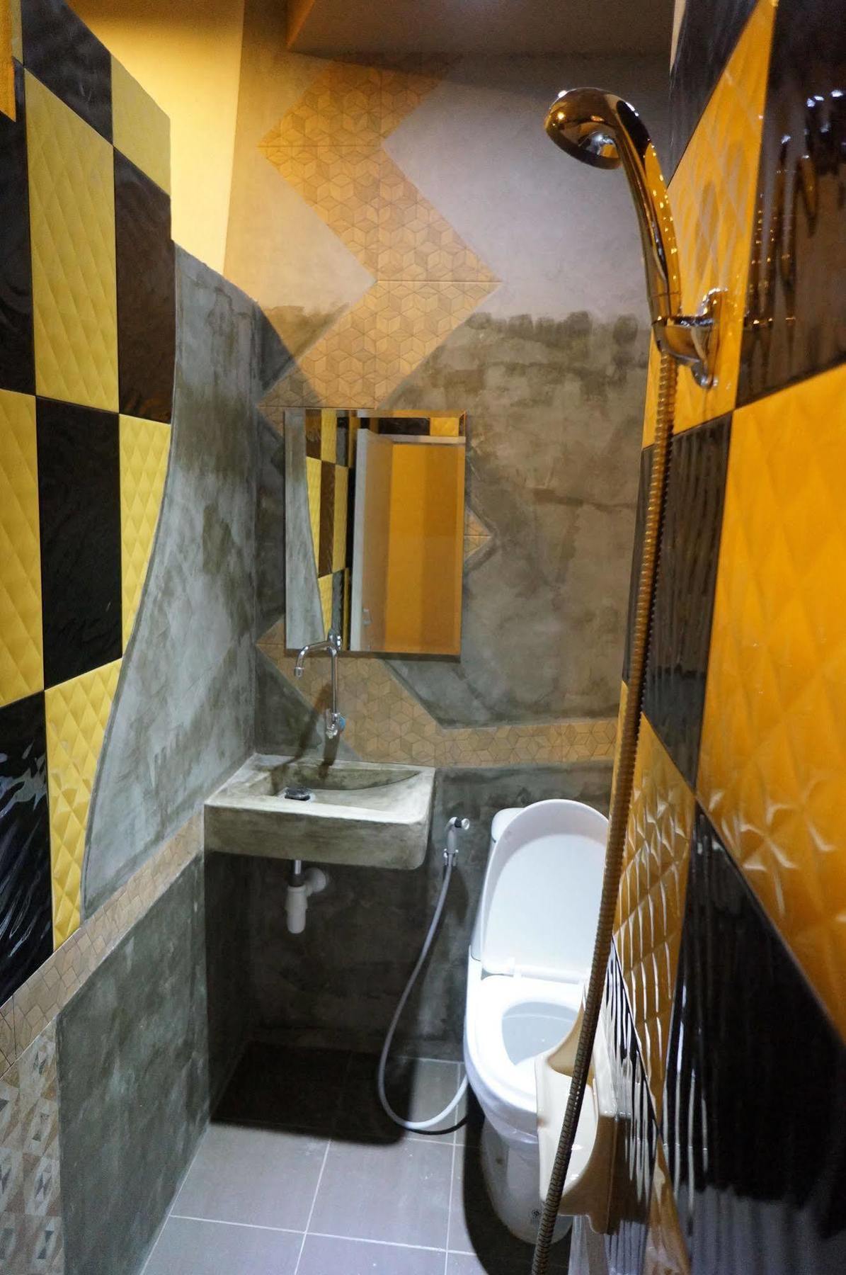 Hive 28 Aparthotel Банкок Екстериор снимка